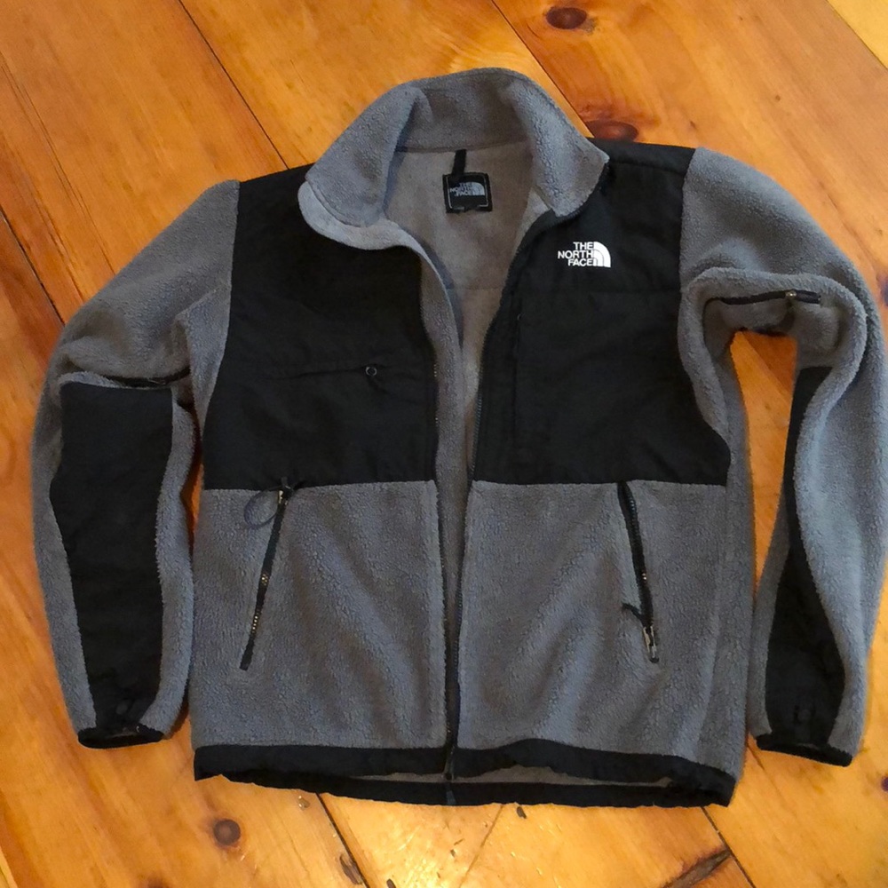 North Face Men’s Denali Jacket. Grey & Black. Sm.